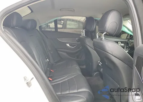 2017 Mercedes-Benz C 300 z USA, uszkodzony, nr VIN 55SWF4JB5HU225932